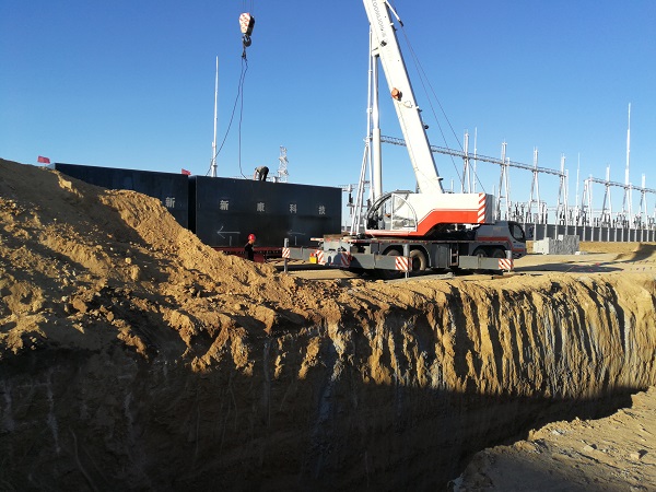 您的位置：內(nèi)蒙古污水處理_內(nèi)蒙古污水處理設(shè)備-內(nèi)蒙古新康環(huán)?？萍嘉鬯幚韽S家 >> 工程案例 >> 水處理案例 >> 瀏覽文章 金川污水處理廠生活污水一體化設(shè)備吊裝現(xiàn)場